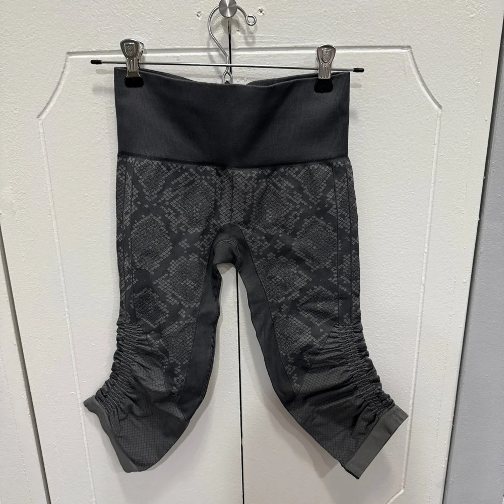 Lululemon Grey In The Flow Crop II